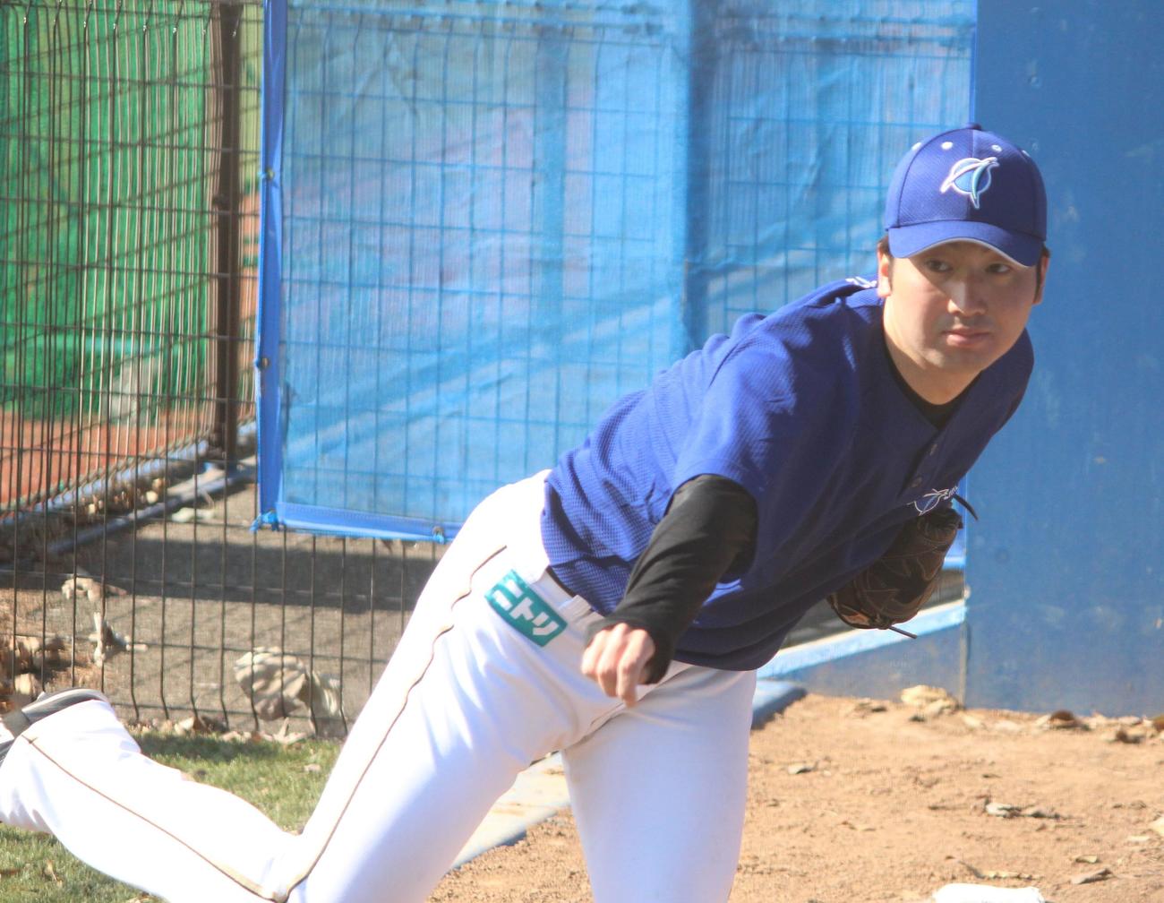 ブルペンで投球を行う元日本ハムのエイジェック・鈴木投手（撮影・保坂恭子）