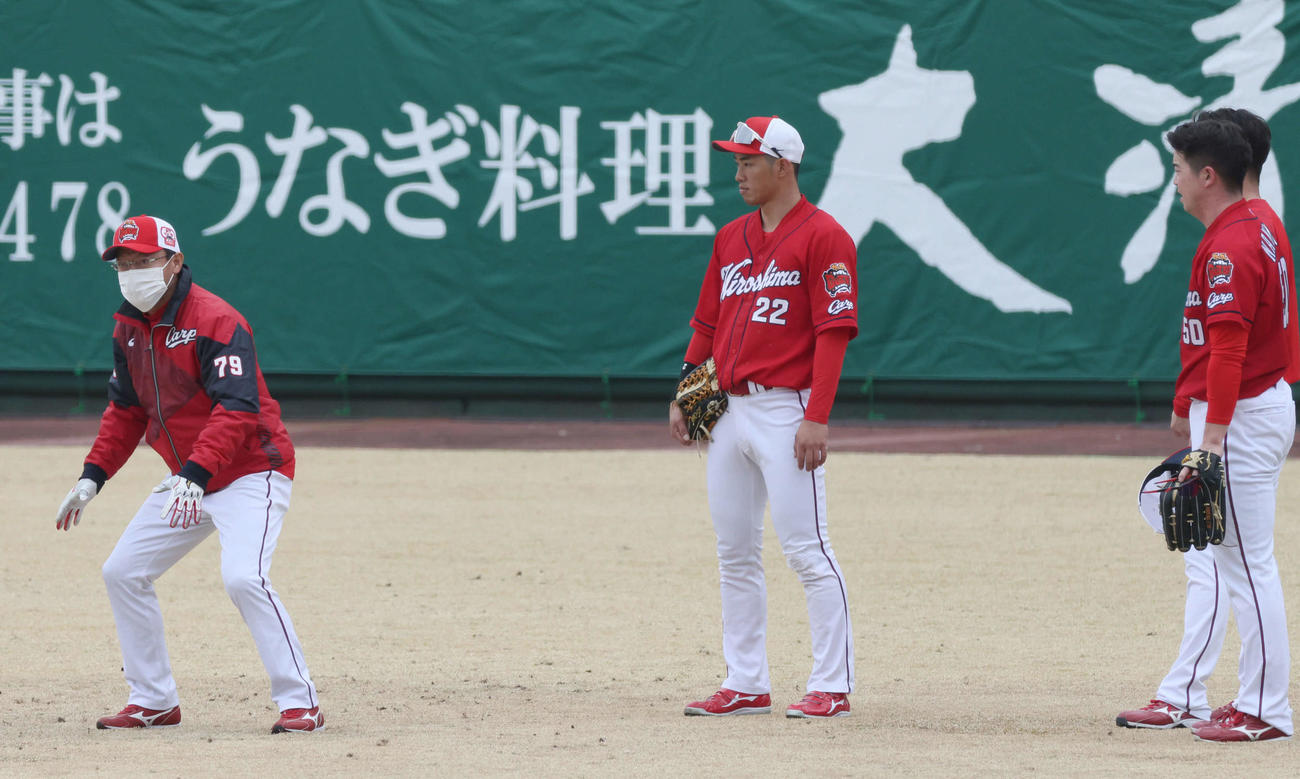 外野で河田ヘッドコーチ（左）から外野守備の指導を受ける中村奨（中央）、ドラフト3位の中村健ら（撮影・加藤孝規）