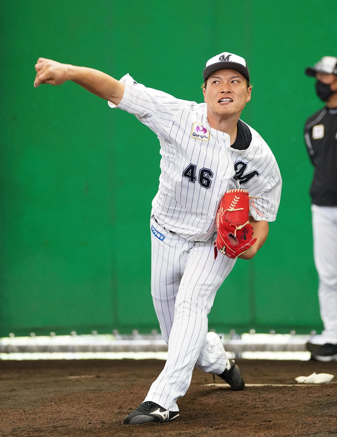 ブルペンで投球練習する岩下