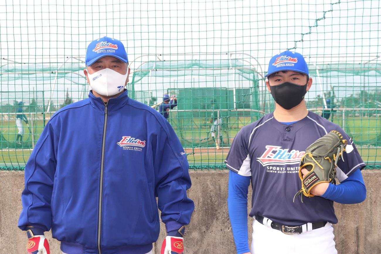 写真撮影に応じる帝京平成大・河野和洋監督（左）と更田篤稔主将（撮影・阿部泰斉）