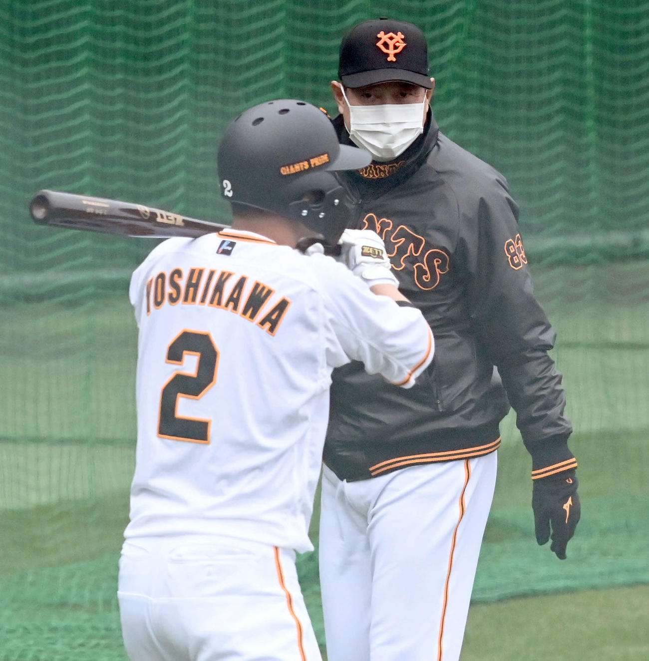 打撃練習をする吉川を見る巨人原監督（撮影・たえ見朱実）