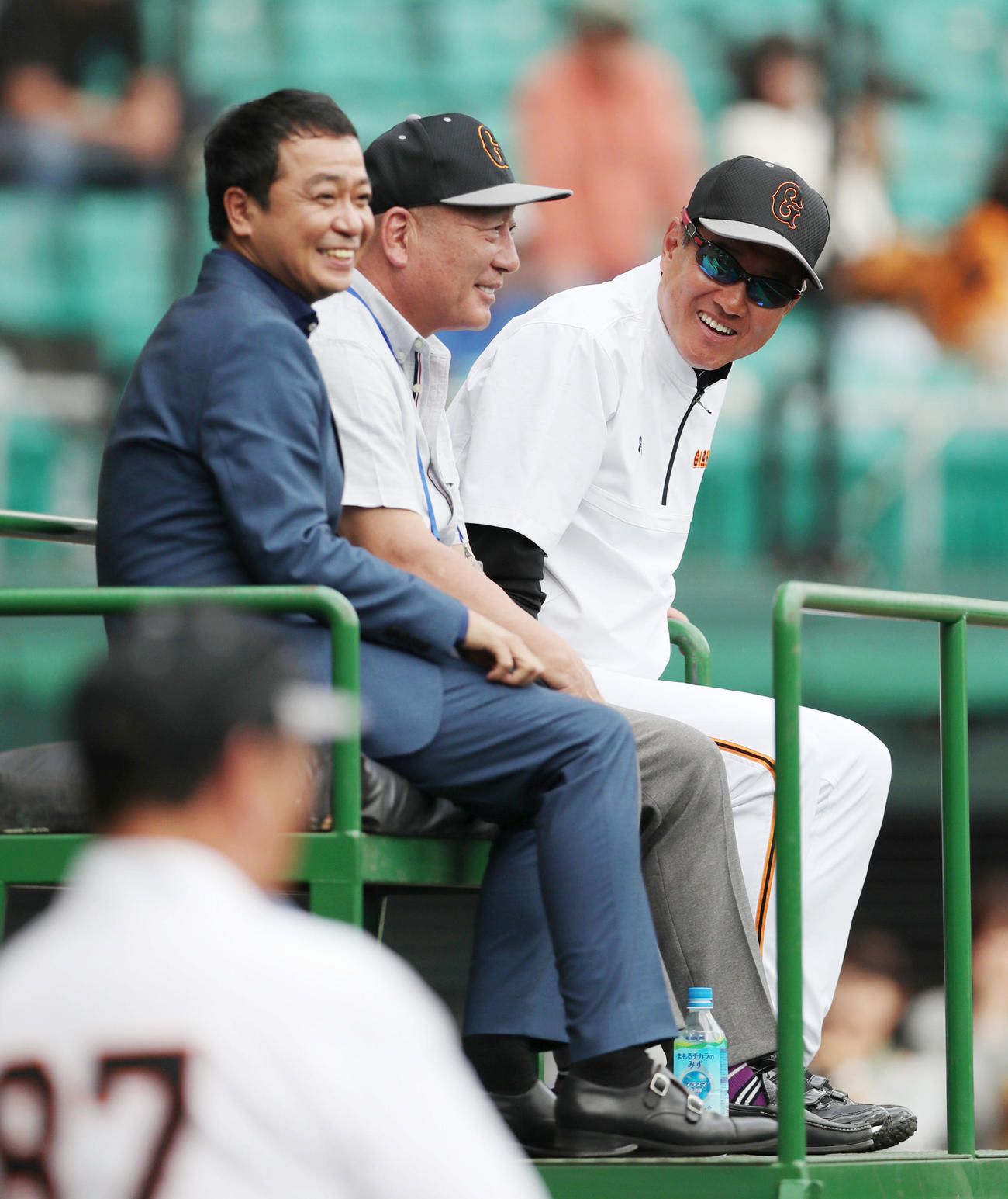 「原タワー」で談笑する左から中山秀征、高木豊氏、巨人原監督（2019年2月14日撮影）