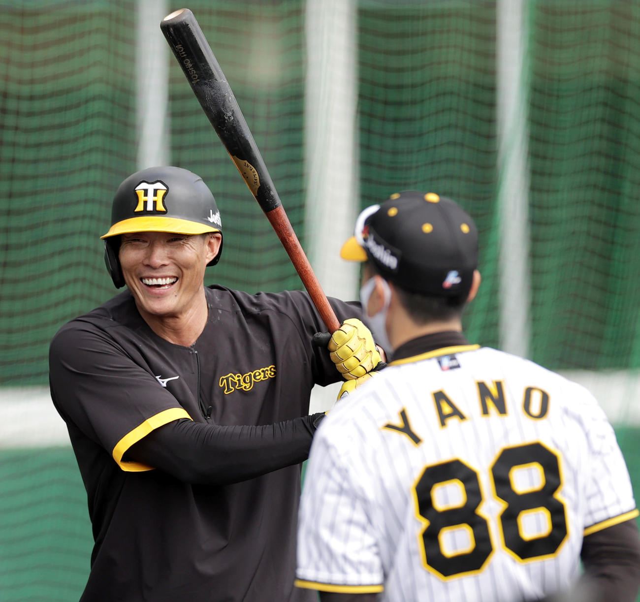 矢野監督（右）と笑顔で話す糸井（2022年2月1日）