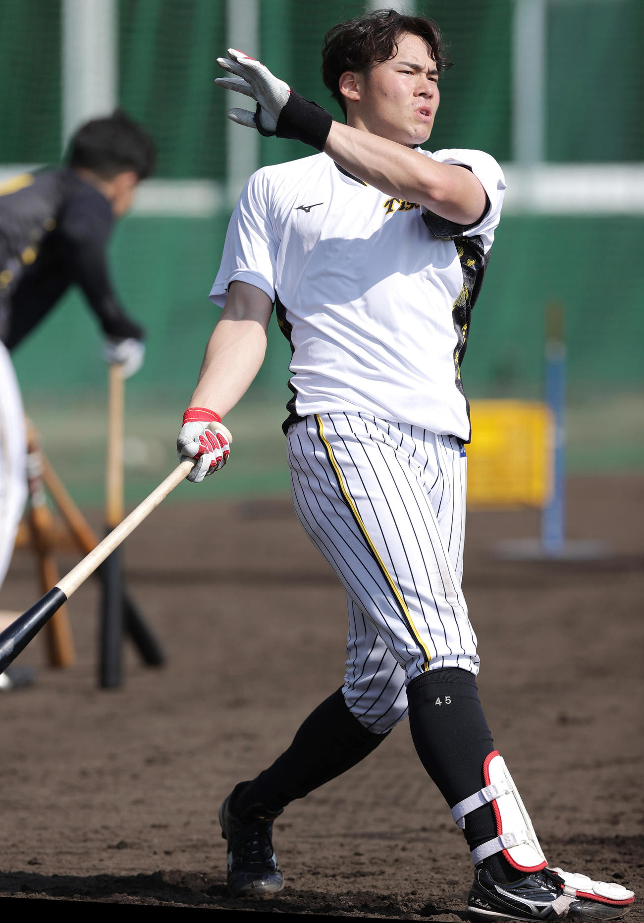 ロングティーで汗を流す遠藤（撮影・前田充）