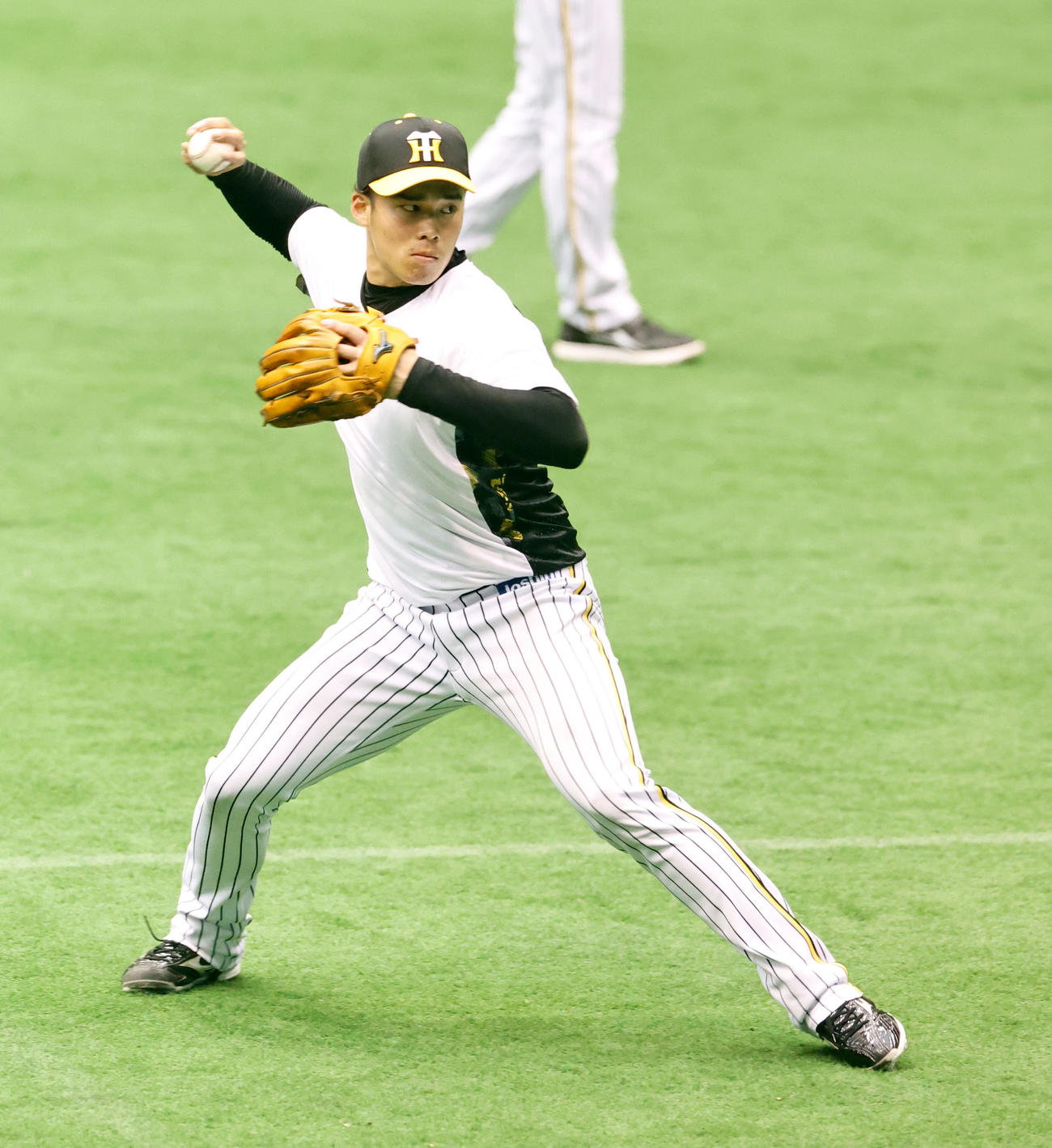 3日、ノックを受ける阪神遠藤
