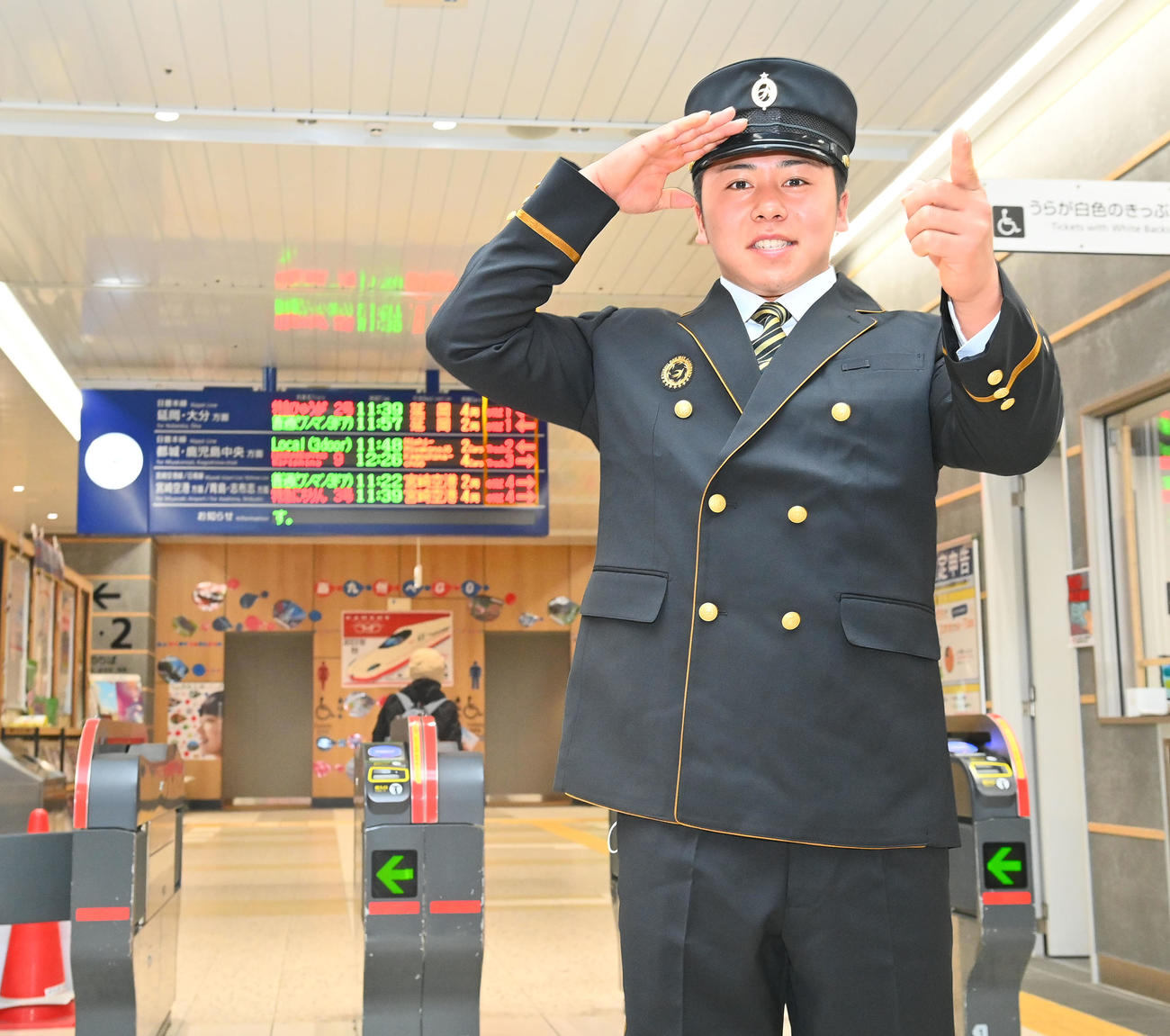 駅員体験しポーズを取るオリックス池田（撮影・和賀正仁）