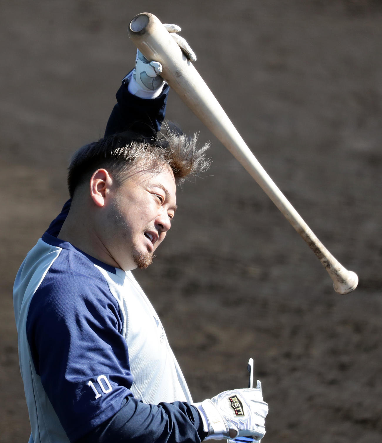 西武春季キャンプ4日目、ティー打撃を終えて汗をぬぐう森（撮影・浅見桂子）