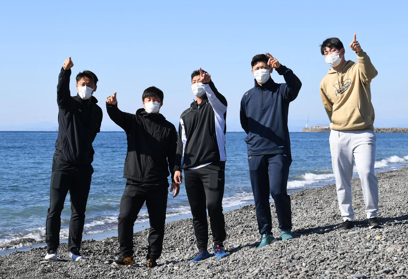 阪神キャンプ初の休日、卒業式の中川を除くルーキー5人がリフレッシュで安芸市内の海岸を散歩。（左から）森木、前川、岡留、豊田、伊藤（撮影・前岡正明）