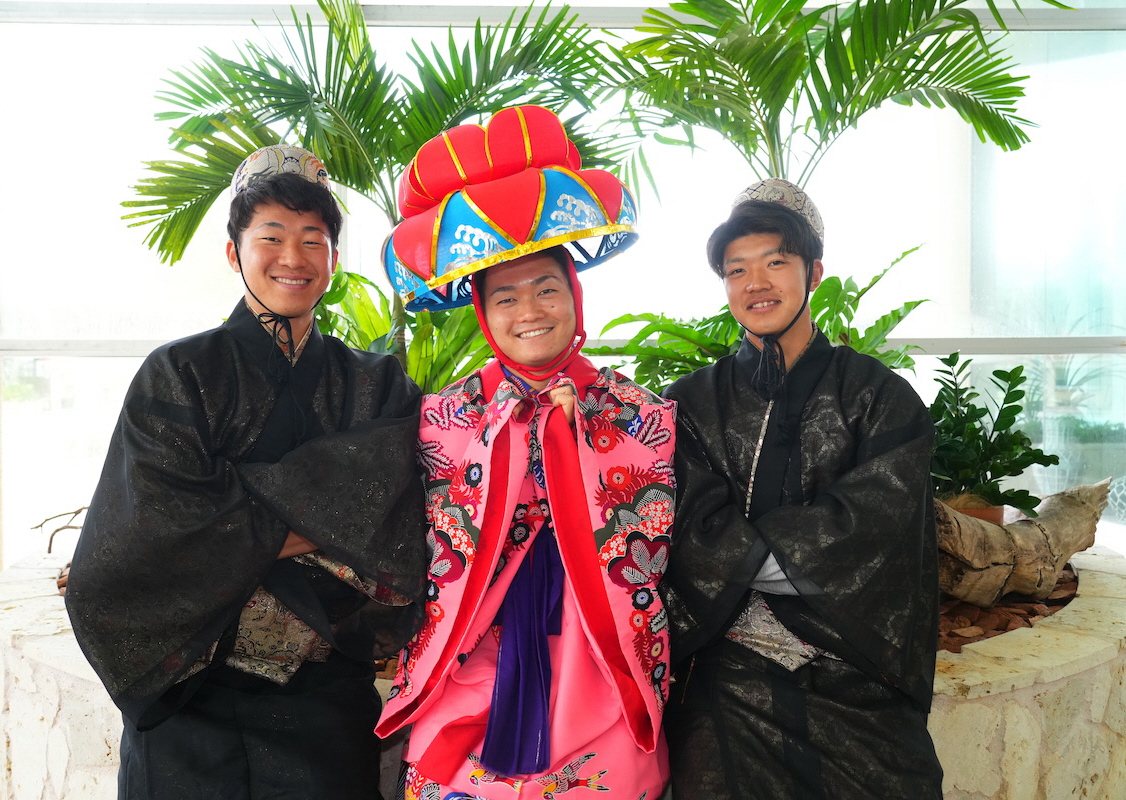 キャンプ初の休日で琉球衣装をまとったDeNA新人選手。左から徳山、三浦、梶原（球団提供）