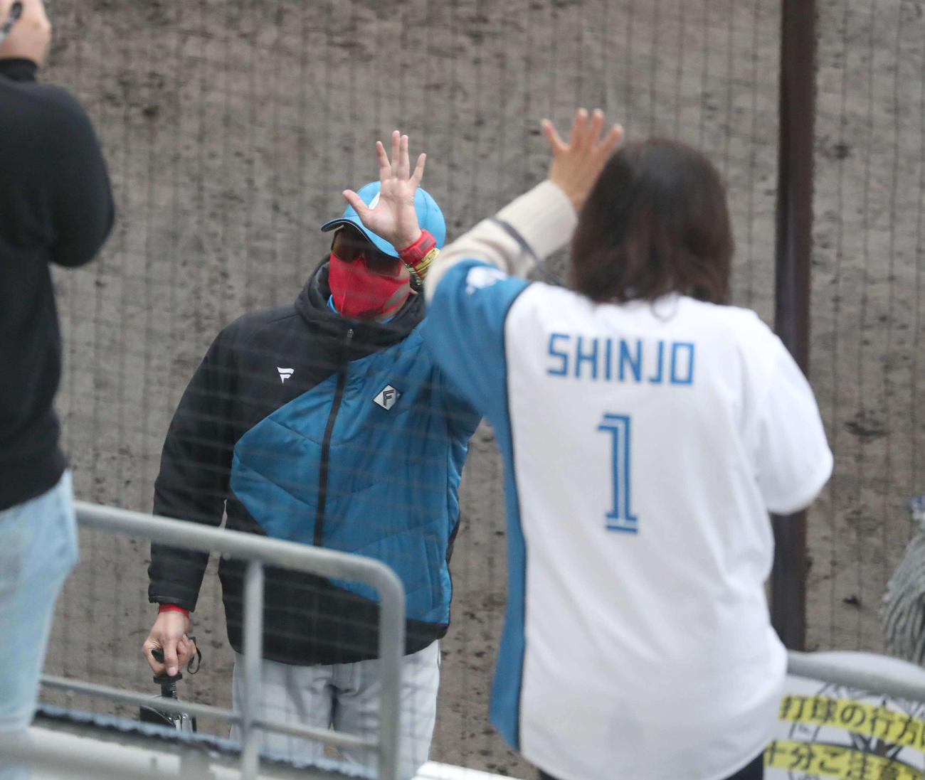 日本ハム　写真企画用　新庄剛志監督とファン