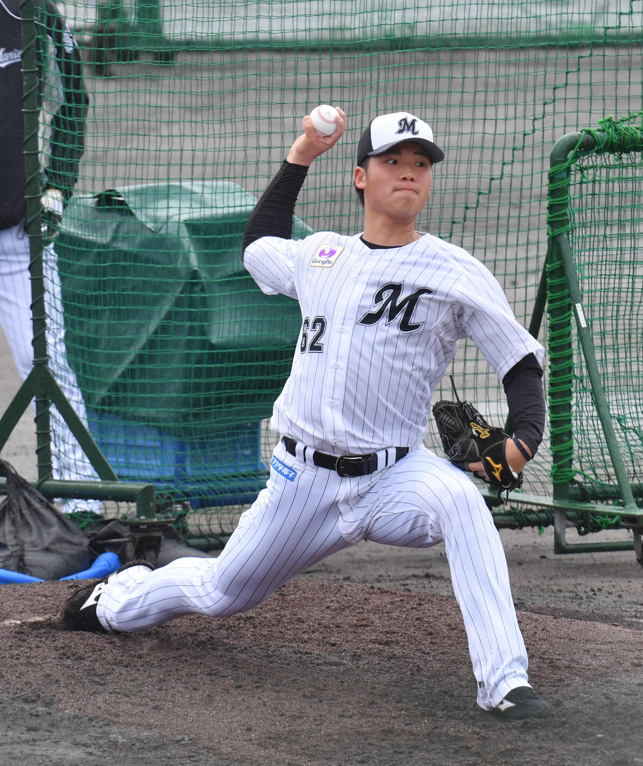 ロッテ石垣島キャンプ4日目、打撃投手を務める森