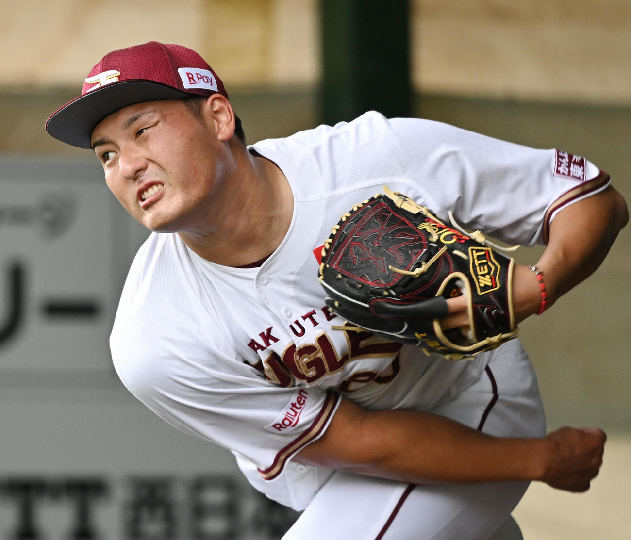 ダイナミックなフォームでブルペン投球する楽天安楽（撮影・滝沢徹郎）