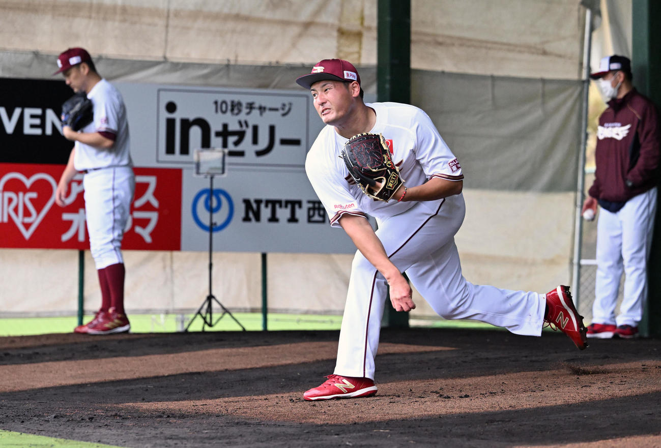楽天田中将（奥左）とブルペン投球する安楽（撮影・滝沢徹郎）
