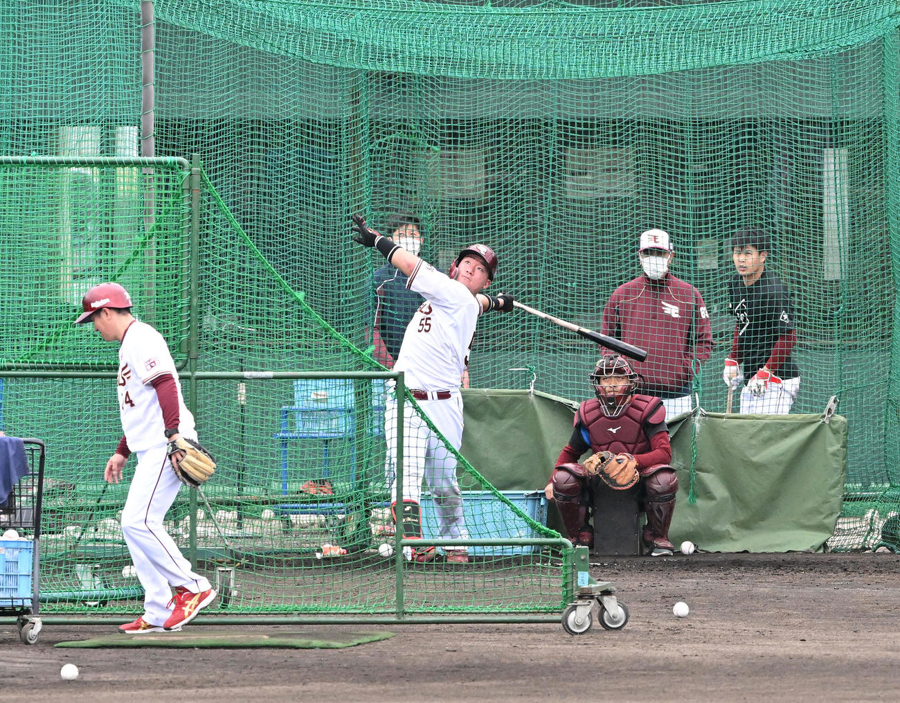 フリー打撃で場外弾を放つ楽天安田（撮影・滝沢徹郎）