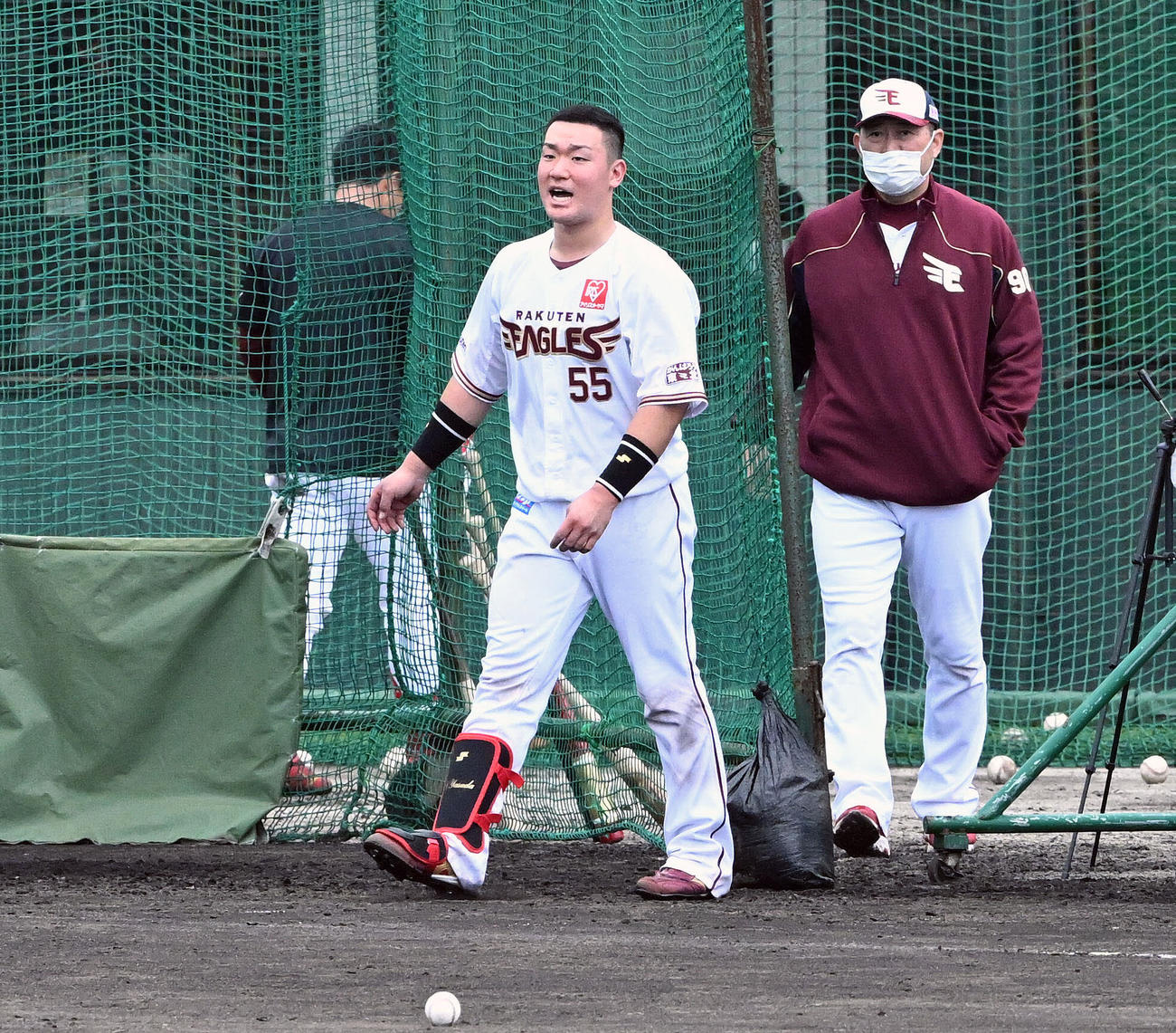 フリー打撃を終え元気にボール拾いに向かう楽天安田（左）。右は楽天光山1軍バッテリー兼守備戦略コーチ（撮影・滝沢徹郎）