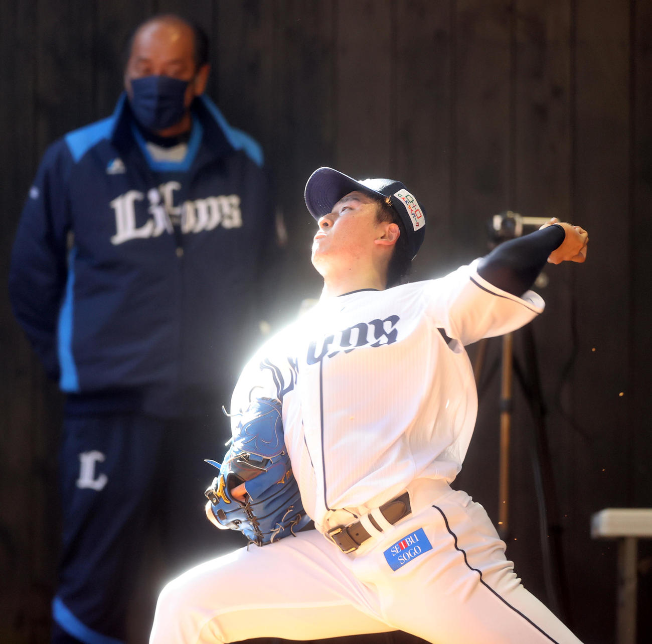 西武春季キャンプ4日目、大陽の日差しを浴びてブルペン投球する隅田。奥は渡辺GM（撮影・浅見桂子）