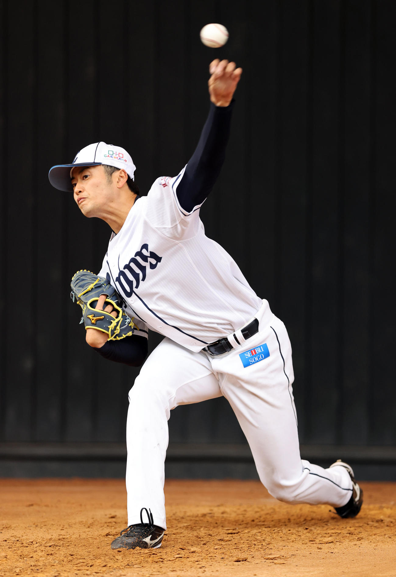 ブルペン投球する佐藤（撮影・浅見桂子）