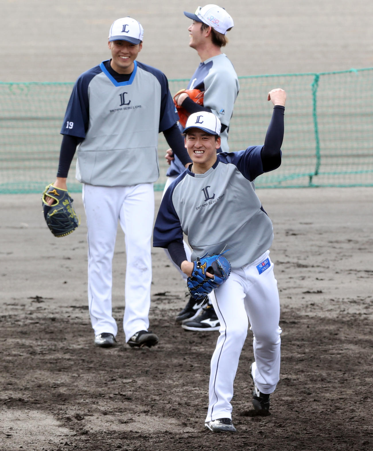 西武春季キャンプ初日、高いバントのノック、なぜか隅田（右）と佐藤（左）は共に捕球に走り、危うく落ちたボールが隅田の股間を直撃しそうになるも回避し笑顔（撮影・浅見桂子）