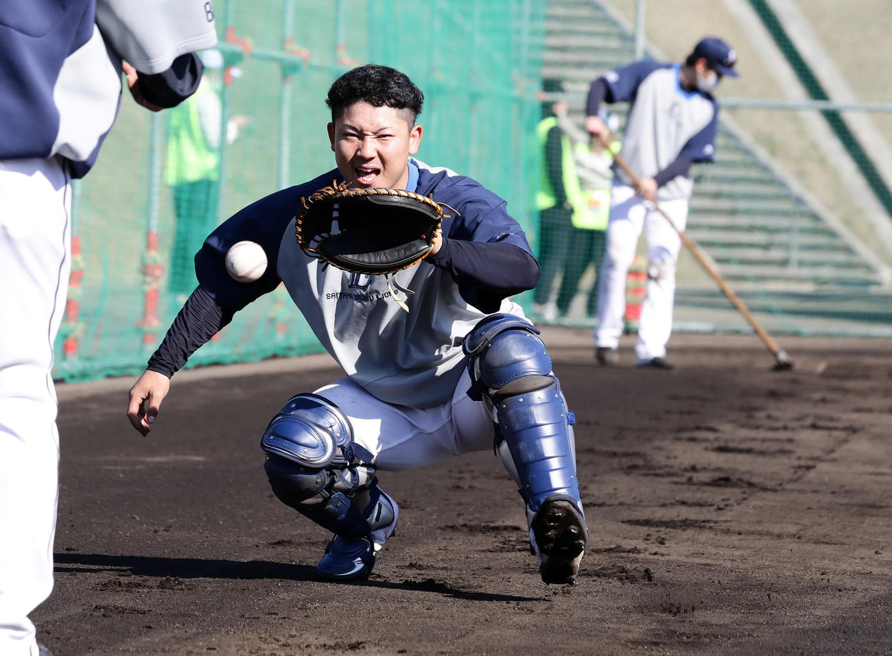 西武春季キャンプ4日目、個別強化練習で必死の形相の古賀（撮影・浅見桂子）