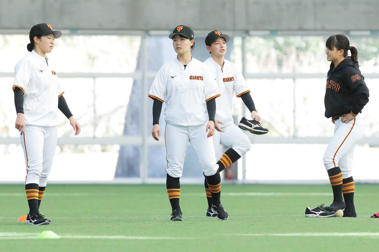 ウオーミングアップする巨人女子硬式野球チームの、左から金満、山下、吉安、島野（撮影・河田真司）