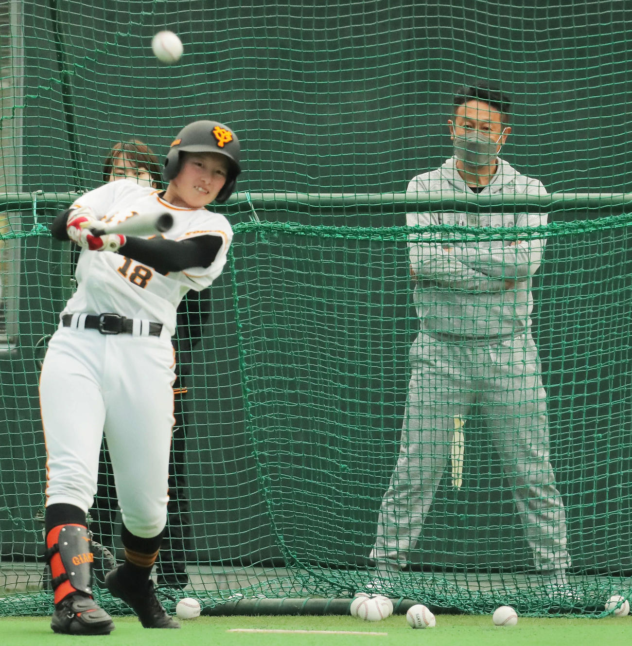 打撃練習する巨人女子硬式野球チームをみる宮本球団社長付アドバイザー（撮影・河田真司）