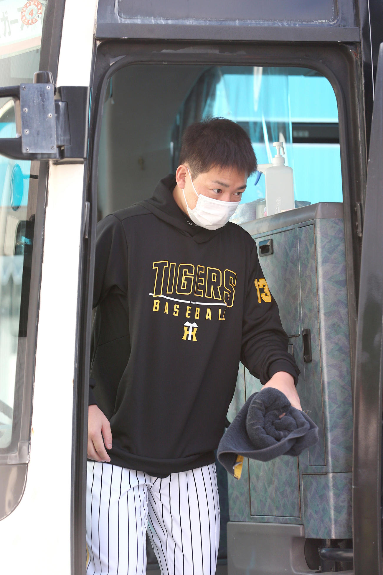宜野座に合流した阪神岩崎（撮影・上山淳一）
