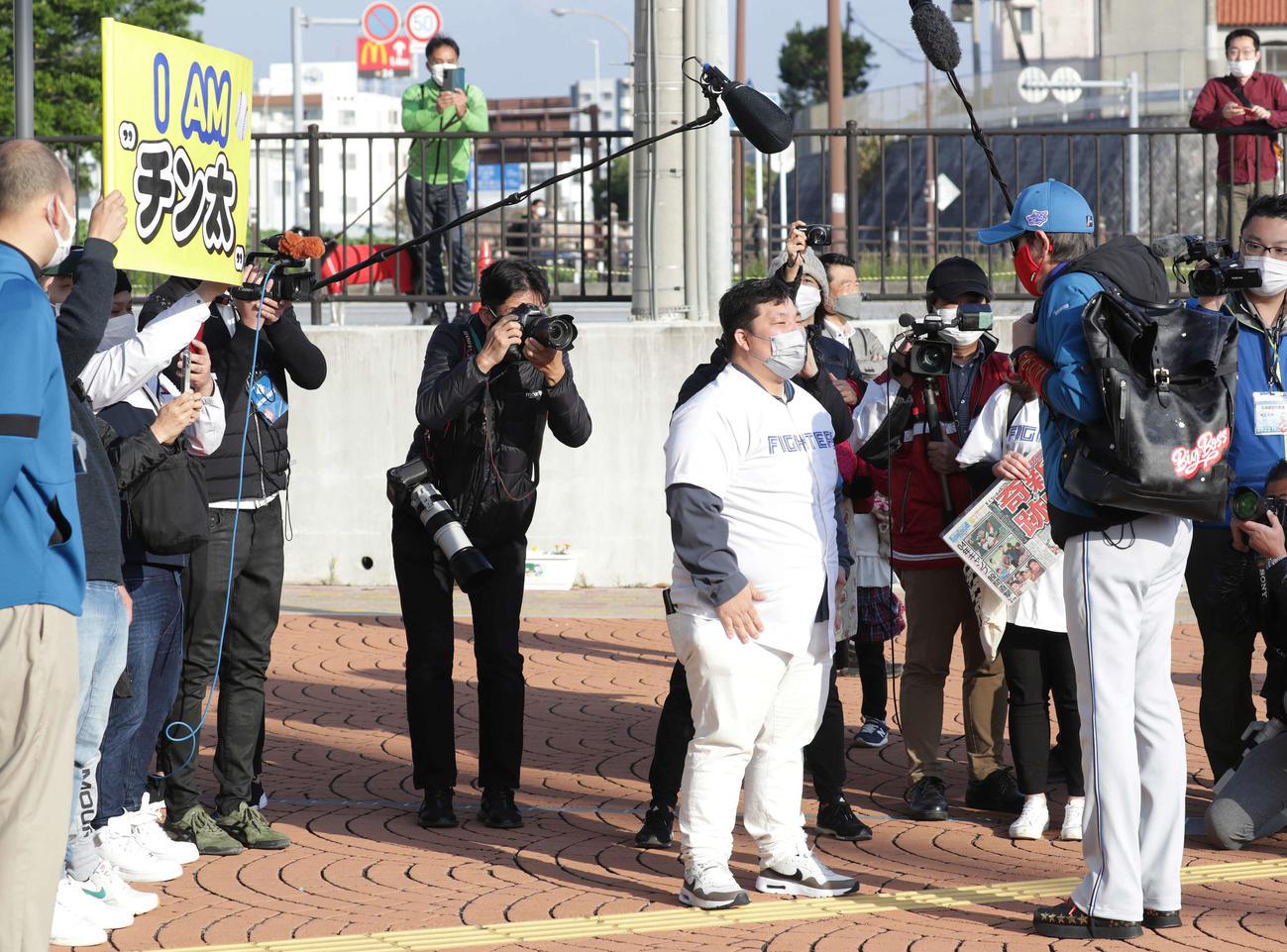 04年日本ハムキャンプで自身の打球を股間に受けた亀里さん（中央）と言葉を交わす新庄監督（右）（撮影・河野匠）
