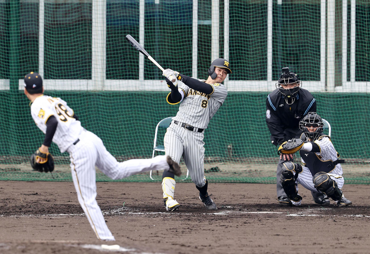5回裏紅組2死、佐藤輝は中越え二塁打を放つ。投手は小野（撮影・加藤哉）