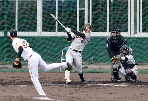 5回裏紅組2死、佐藤輝は中越え二塁打を放つ。投手は小野（撮影・加藤哉）
