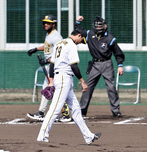 1回裏紅組2死、藤浪はロハスを空振り三振に仕留める（撮影・加藤哉）