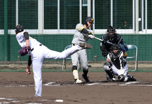 2回裏紅組無死、佐藤輝は藤浪（左）から左越え本塁打を放つ（撮影・加藤哉）