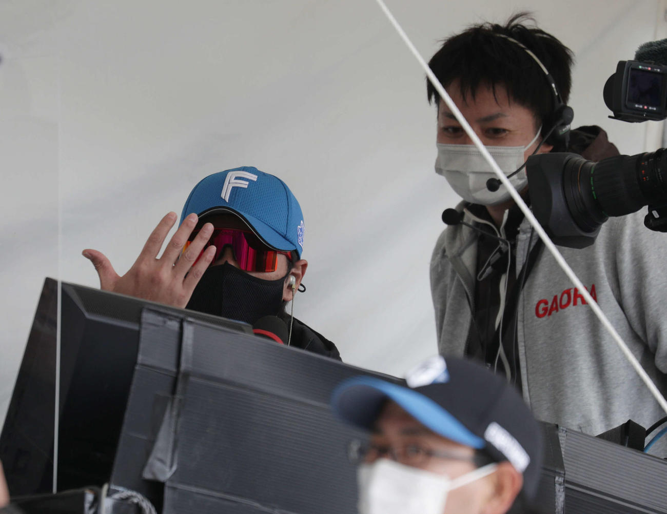 日本ハムキャンプを中継するGAORAの放送に飛び入り参加した新庄監督（左）（撮影・河野匠）