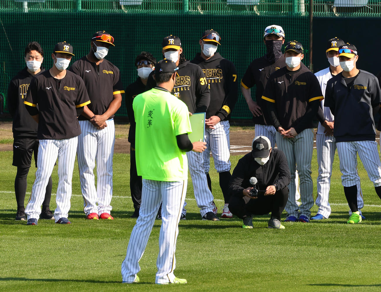 一日キャプテンの藤浪はホワイトボードを持ってナインらに話す（撮影・上山淳一）