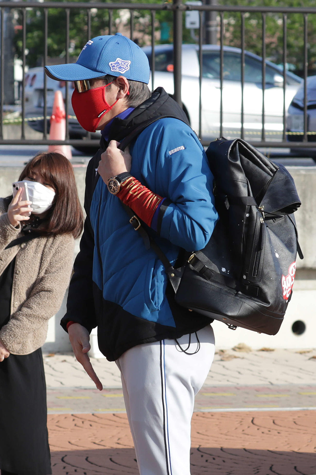 04年日本ハムキャンプで自身の打球を股間に受けた亀里さんを見つけ、思わず股間に手をやる新庄監督（撮影・河野匠）