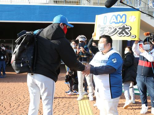 「チン太」こと亀里さんと再会し握手する日本ハム新庄監督（撮影・黒川智章）
