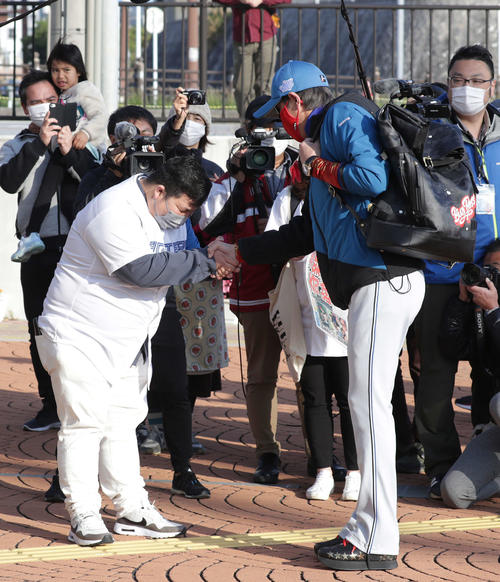 04年日本ハムキャンプで自身の打球を股間に受けた亀里さん（左）と握手を交わす新庄監督（撮影・河野匠）