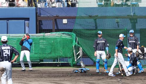 稲田内野守備走塁コーチ（右）がノックを失敗し思わずのけぞる日本ハム新庄監督（撮影・黒川智章）