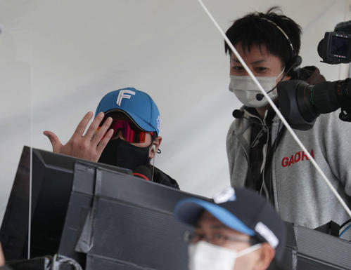 日本ハムキャンプを中継するGAORAの放送に飛び入り参加した新庄監督（左）（撮影・河野匠）