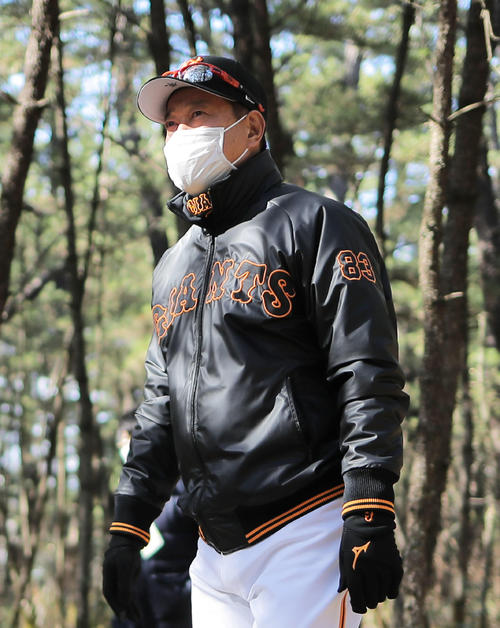 松林を歩いて帰る巨人原監督（撮影・河田真司）