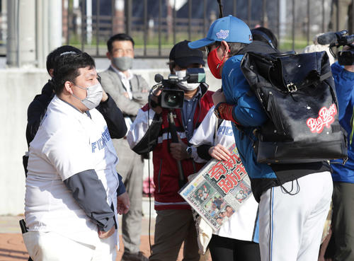 04年日本ハムキャンプで自身の打球を股間に受けた亀里さん（左）と言葉を交わす新庄監督（撮影・河野匠）