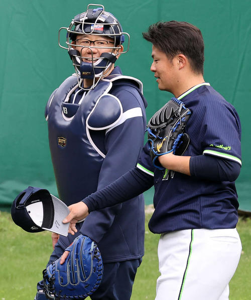 清水（左）の投球練習を受け終え声を掛ける古田臨時コーチ（撮影・鈴木正人）