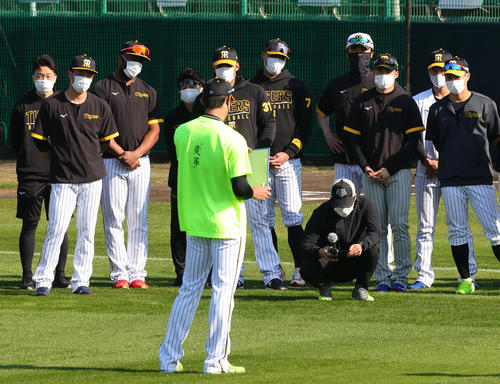 一日キャプテンの藤浪はホワイトボードを持ってナインらに話す（撮影・上山淳一）