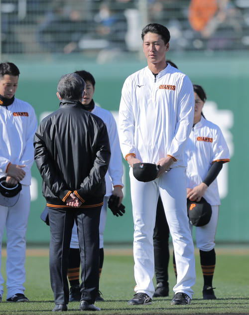 巨人山口オーナー（左）にあいさつする秋広（撮影・河田真司）