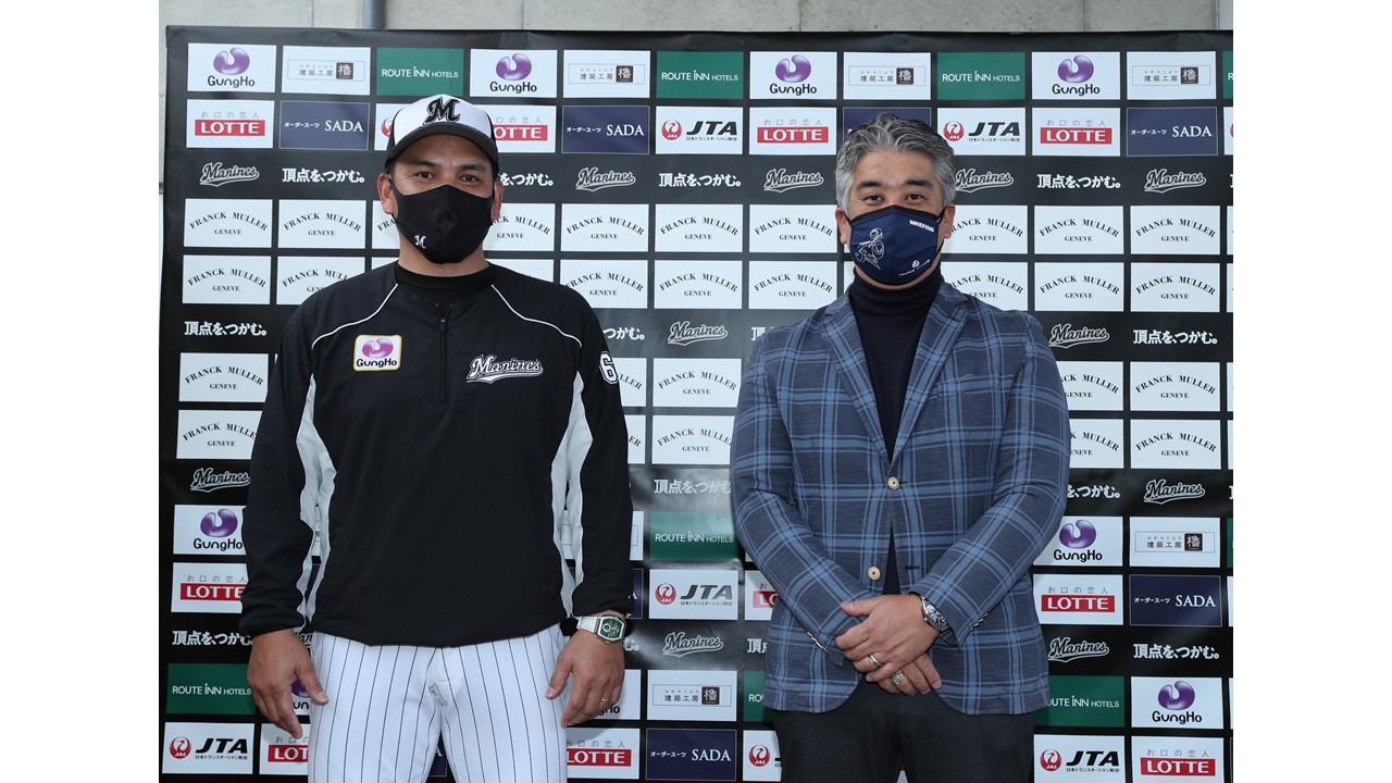 ロッテ井口監督とフランクミュラー日本輸入総代理店ワールド通商株式会社の河合寿也代表取締役（球団提供）