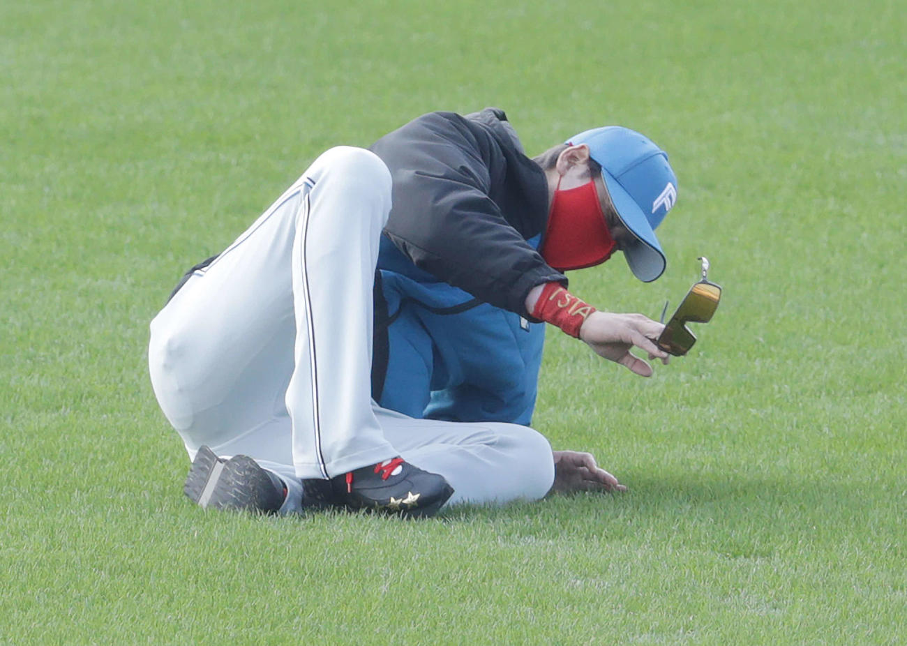 日本ハム稲田コーチのノック打球が思ったように飛ばず、思わずずっこける新庄監督（撮影・河野匠）