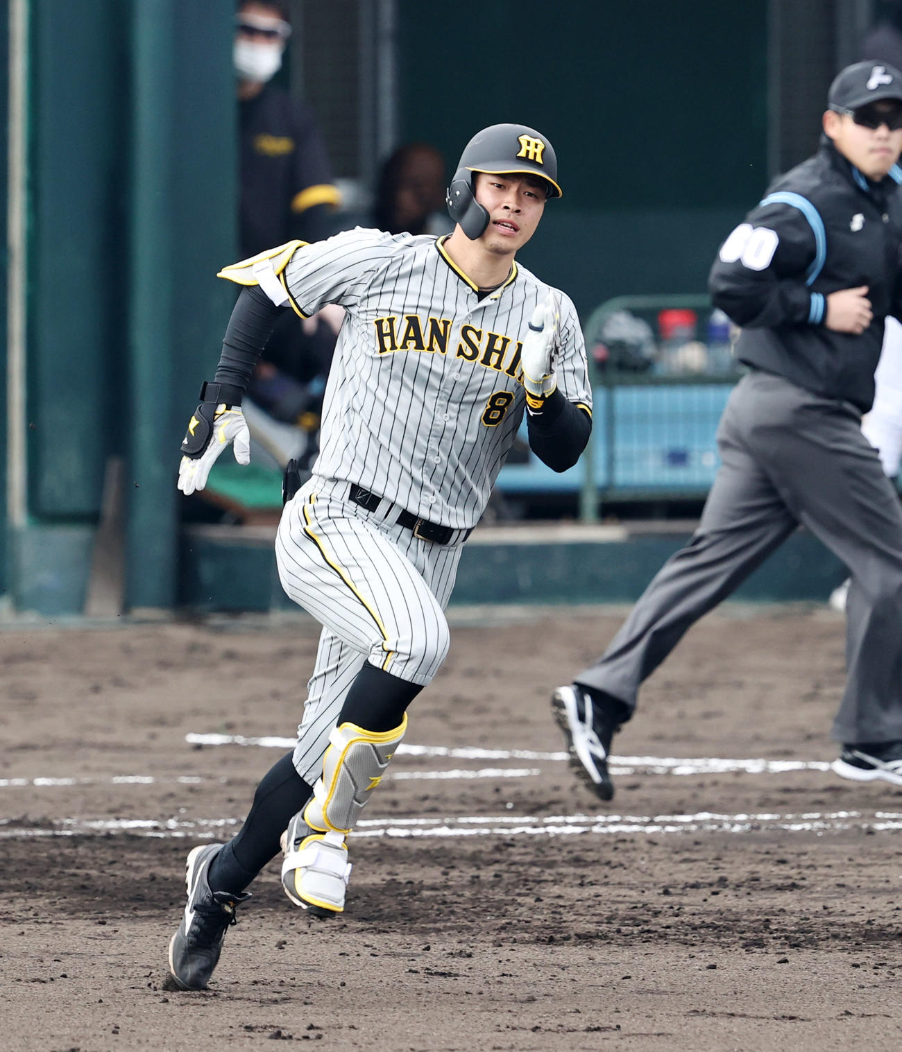 5回裏紅組2死、佐藤輝は中越え二塁打を放つ（撮影・加藤哉）