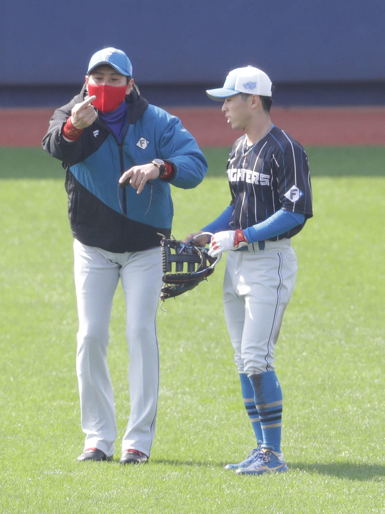 身ぶり手ぶりを交えて日本ハム五十幡（右）に指導する新庄監督（撮影・河野匠）