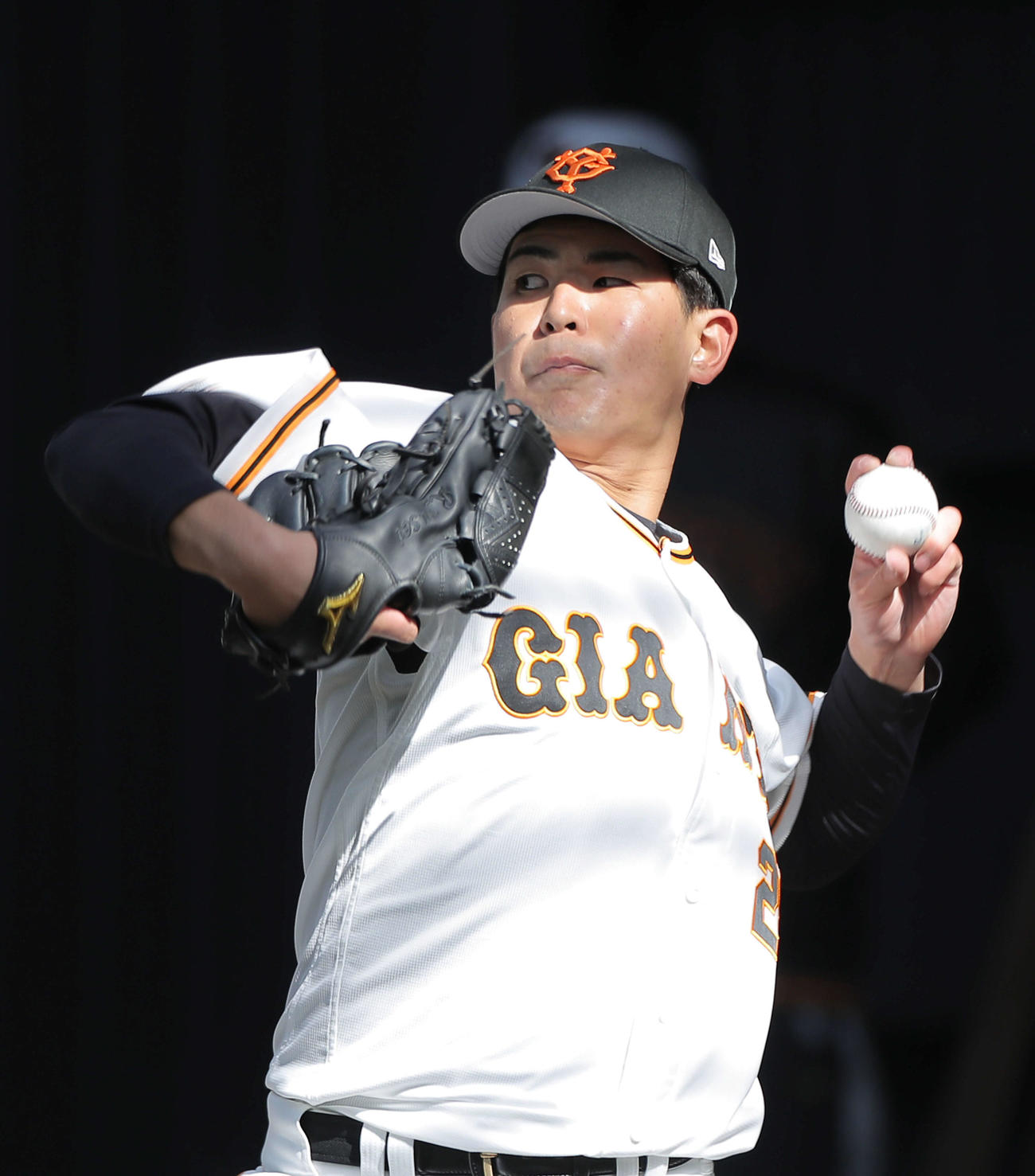 ブルペン投球する巨人山田（撮影・河田真司）