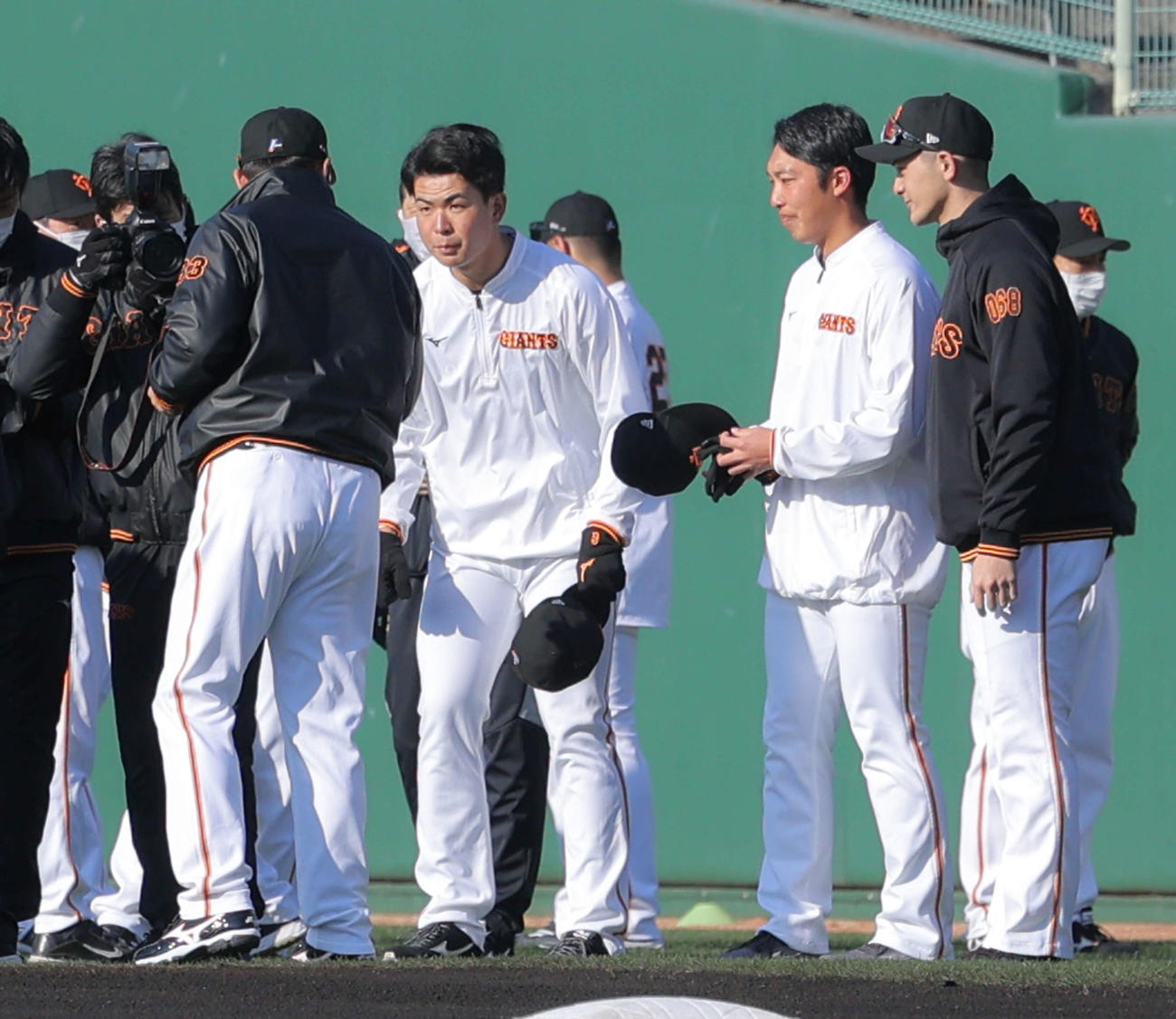 巨人原監督（手前左）にあいさつする、左から山田、赤星、鈴木優（撮影・河田真司）
