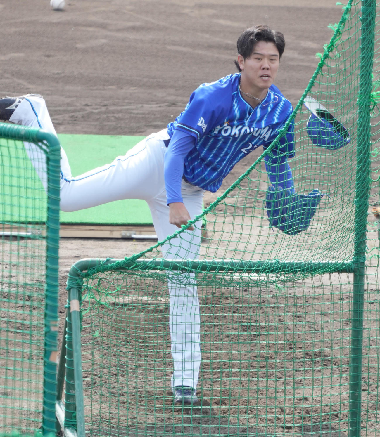 フリー打撃に登板したDeNA上茶谷（撮影・小沢裕）